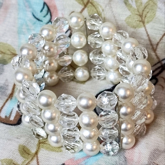 4 Strand Faux Pearls Faceted Clear Acrylic Stretch Bracelet Silver Tone Bridal - Picture 2 of 8